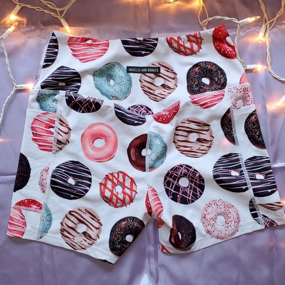 Workout Set: Top & Shorts - Picture 6 of 6